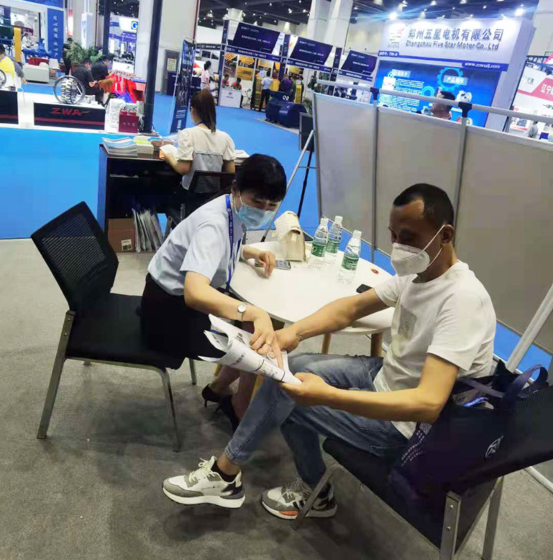 中意工作人员为客户详细讲解公司设备
