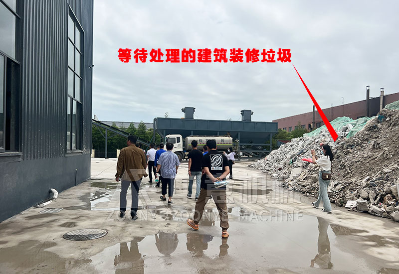 堆积成山的建筑装修垃圾