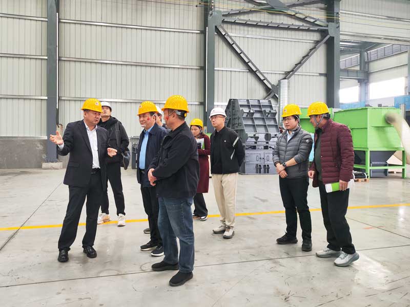 刘总带领全体参会人员参观公司的生产车间