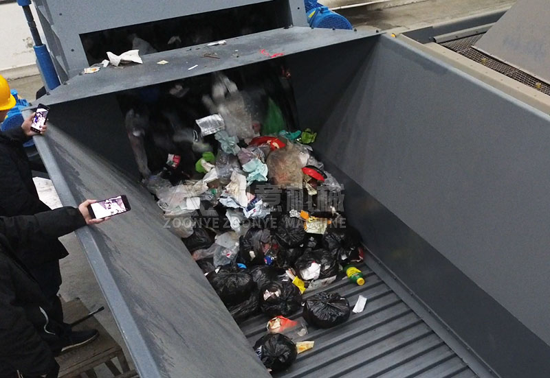 生活垃圾破袋机运行中