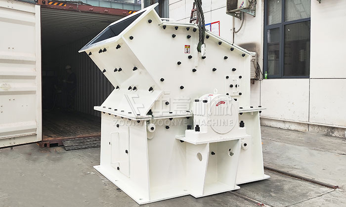 中意机械定制款白色高效细碎机、三层圆振动筛装柜发往海外项目现场