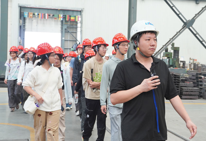 技术工程师带领大家参观车间 技术工程师带领大家参观车间